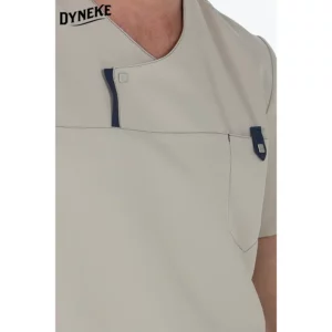 Casaca hombre microfibra beige Dyneke 8022569: detalle del cuello y bolsillo de pecho.