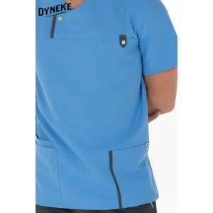 Casaca hombre microfibra azul Dyneke 8022574: detalle del bolsillo de pecho y manga.