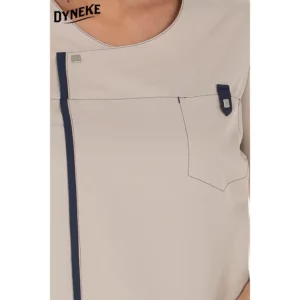 Casaca mujer microfibra beige Dyneke 8023569: detalle del cuello y bolsillo de pecho.