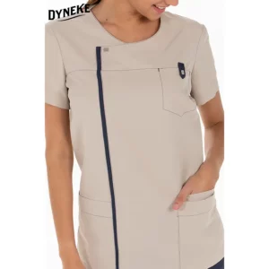 Casaca mujer microfibra beige Dyneke 8023569: detalle del escote y bolsillos delanteros.