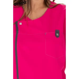 Casaca tapeta mujer sanidad fucsia Dyneke 8023572: detalle del cuello y bolsillo de pecho.