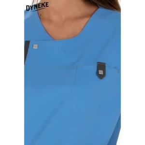 Casaca mujer microfibra azul Dyneke 8023574: detalle del cuello y bolsillo de pecho.