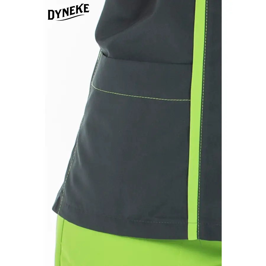 Casaca Dyneke 8023576 mujer microfibra gris hidrofugada 3 Casaca mujer microfibra gris hidrofugada Dyneke 8023576: detalle del bolsillo y cierre delantero.