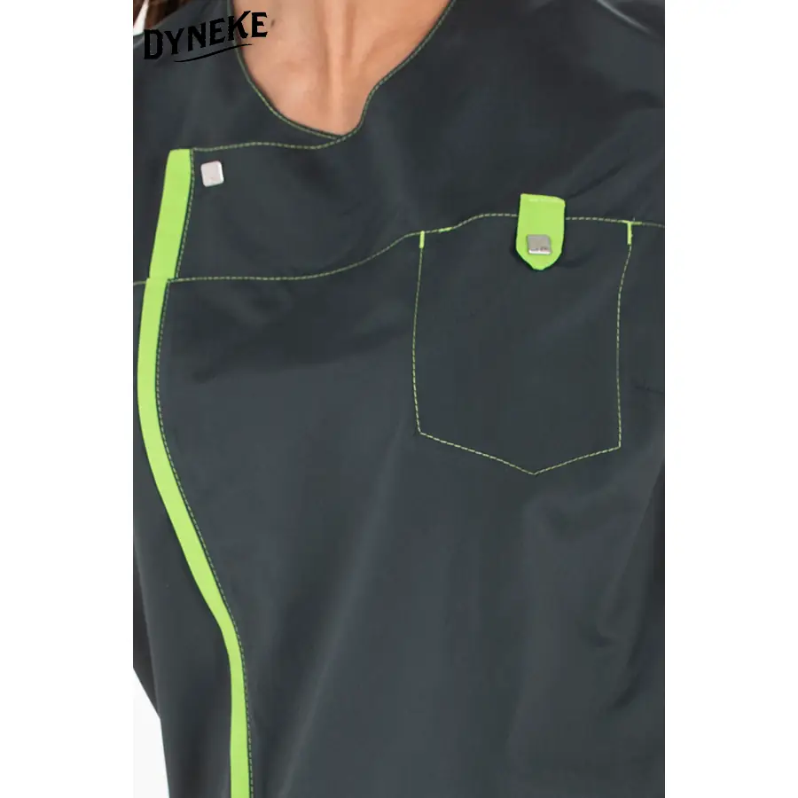 Casaca Dyneke 8023576 mujer microfibra gris hidrofugada 5 Casaca mujer microfibra gris hidrofugada Dyneke 8023576: detalle del cuello y bolsillo de pecho.