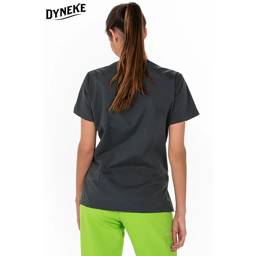 Casaca Dyneke 8023576 mujer microfibra gris hidrofugada 2 Casaca mujer microfibra gris hidrofugada Dyneke 8023576: vista trasera con modelo.