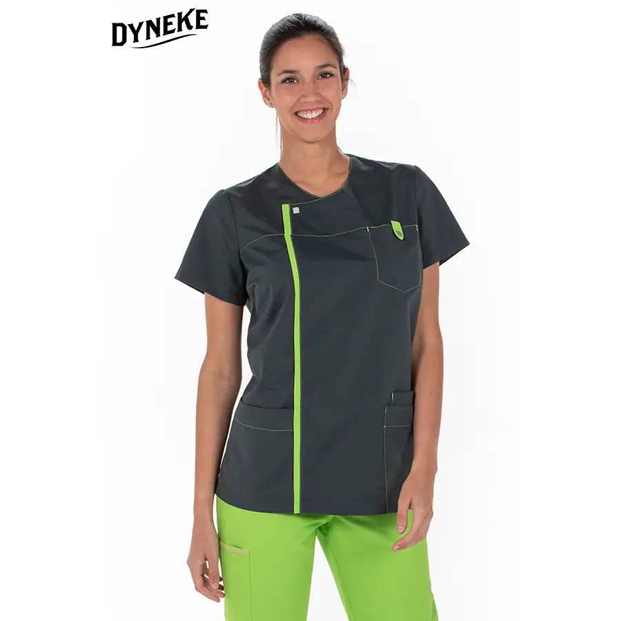 Casaca Dyneke 8023576 mujer microfibra gris hidrofugada 1 Casaca mujer microfibra gris hidrofugada Dyneke 8023576: vista frontal con modelo.