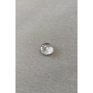 Casaca sanidad hombre microfibra azul Dyneke 8028577: detalle de una gota sobre el tejido.