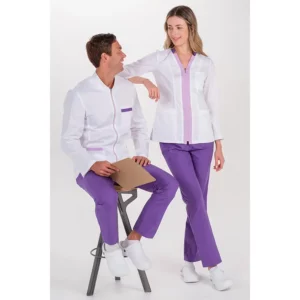 Chaquetas blancas Dyneke de manga larga con contrastes morados y malvas, con un hombre y una mujer.