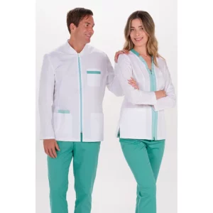 Chaquetas blancas Dyneke de manga larga con contrastes verdes, con un hombre y una mujer.