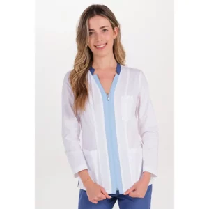 Chaqueta m/l elástica mujer cuello cremallera azul Dyneke 8031907: vista frontal con manos en los bolsillos.
