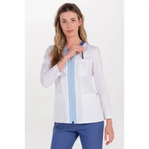 Chaqueta m/l elástica mujer cuello cremallera azul Dyneke 8031907: vista frontal del cuello y cierre con modelo.