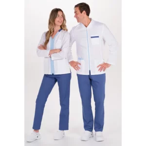 Chaquetas blancas Dyneke de manga larga con contrastes azules, con un hombre y una mujer.
