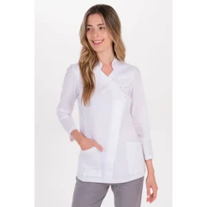 Chaqueta elástica m/l cruzada botones transparentes Dyneke 8036500: vista frontal con mano en el bolsillo.