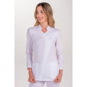Chaqueta elástica m/l cruzada botones transparentes Dyneke 8036500: vista frontal con manos en los bolsillos.