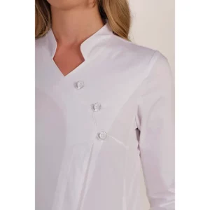 Chaqueta elástica m/l cruzada botones transparentes Dyneke 8036500: detalle del cuello y botones.
