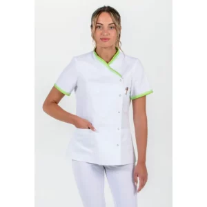 Chaqueta mujer cuello y mangas vivo pistacho Dyneke 8043887: vista frontal con mano en el bolsillo.