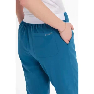 Pantalón elástico verde aguamarina goma vista atrás. Dyneke 8046408: detalle de la cintura y bolsillo trasero.