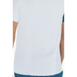 Detalle de la espalda de una chaqueta blanca Dyneke, con modelo.