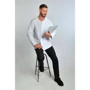 Chaqueta hombre asimétrica gris perla Dyneke 8052488: vista de cuerpo entero con modelo sentado.