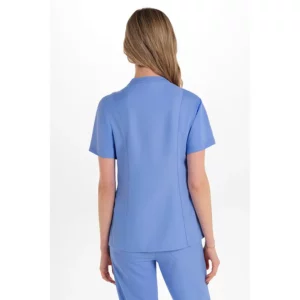 Casaca elástica chica azul Dyneke 8090407: vista trasera con modelo.