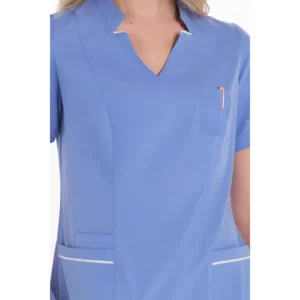 Casaca elástica chica azul Dyneke 8090407: detalle del cuello y bolsillos.