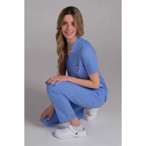 Casaca elástica chica azul Dyneke 8090407: vista de cuerpo entero con modelo agachada.