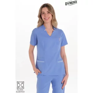 Casaca elástica chica azul Dyneke 8090407: vista frontal con modelo.