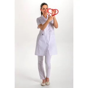 Bata larga blanca m/c cinturón Dyneke 8095700: vista de cuerpo entero con modelo.