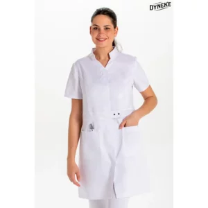 Bata larga blanca m/c cinturón Dyneke 8095700: vista frontal con modelo.