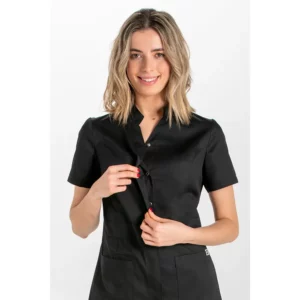 Bata larga negra m/c cinturón Dyneke 8095701: detalle del cuello y cierre con modelo.