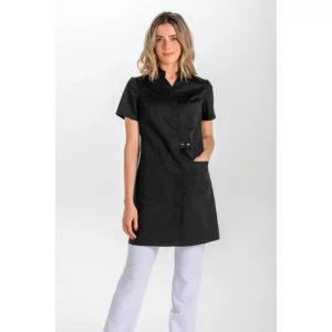 Bata larga negra m/c cinturón Dyneke 8095701: vista de cuerpo entero con modelo y pantalón blanco.