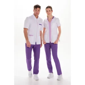 Chaquetas blancas Dyneke de manga corta con contrastes morados y lilas, con un hombre y una mujer.