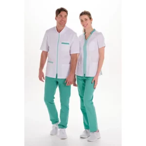 Chaquetas blancas Dyneke de manga corta con contrastes verdes, con un hombre y una mujer.