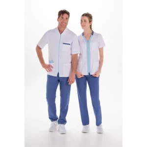 Chaquetas blancas Dyneke de manga corta con contrastes azules, con un hombre y una mujer.