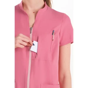 Chaqueta mujer m/c rosa elástica Dyneke 8124406: detalle del bolsillo y cinta para identificación.