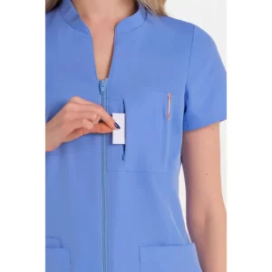 Chaqueta mujer m/c azul elástica Dyneke 8124407: detalle del bolsillo y cinta para identificación.
