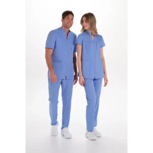 Chaquetas Dyneke de manga corta azules, con un hombre y una mujer de cuerpo entero.