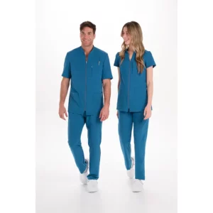 Chaquetas Dyneke de manga corta verde petróleo, con un hombre y una mujer de cuerpo entero.