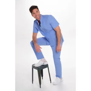 Chaqueta hombre m/c azul elástica Dyneke 8125407: vista de cuerpo entero con un pie en un taburete.