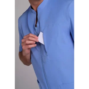 Chaqueta hombre m/c azul elástica Dyneke 8125407: detalle del bolsillo y cinta para identificación.