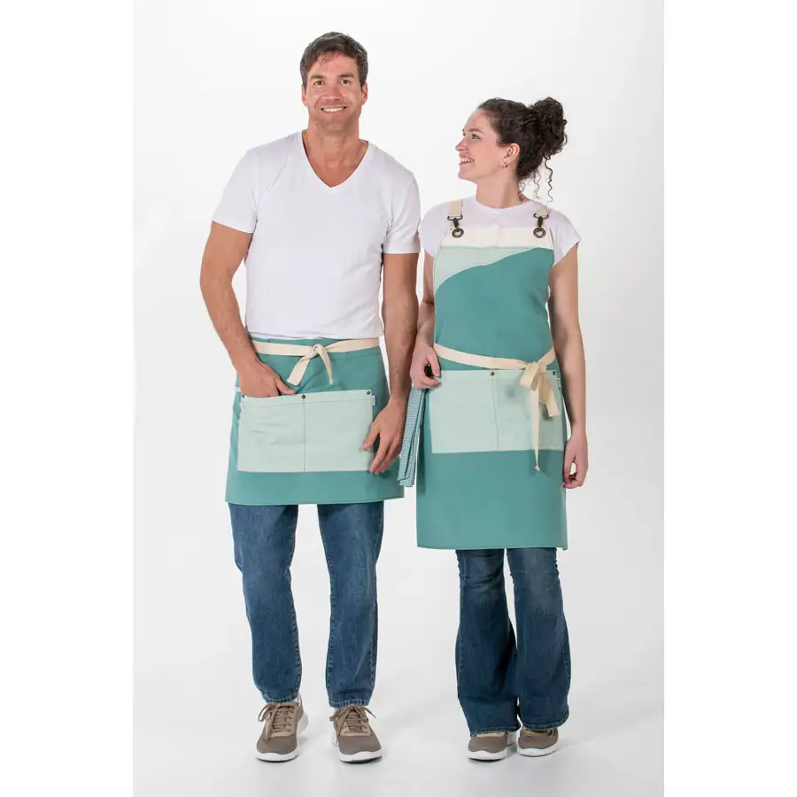 Delantal corto Dyneke 8127346 verde 2 Delantal corto loneta verde Dyneke 8127346: vista de cuerpo entero con dos modelos.