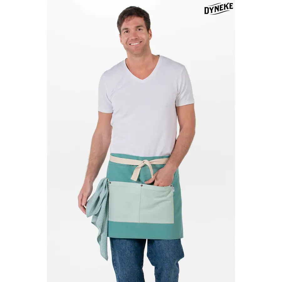 Delantal corto Dyneke 8127346 verde 1 Delantal corto loneta verde Dyneke 8127346: vista frontal con modelo.