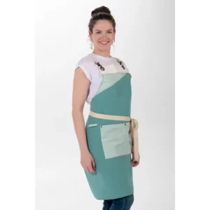 Delantal peto loneta verde tricolor Dyneke 8128346: vista de tres cuartos con modelo.