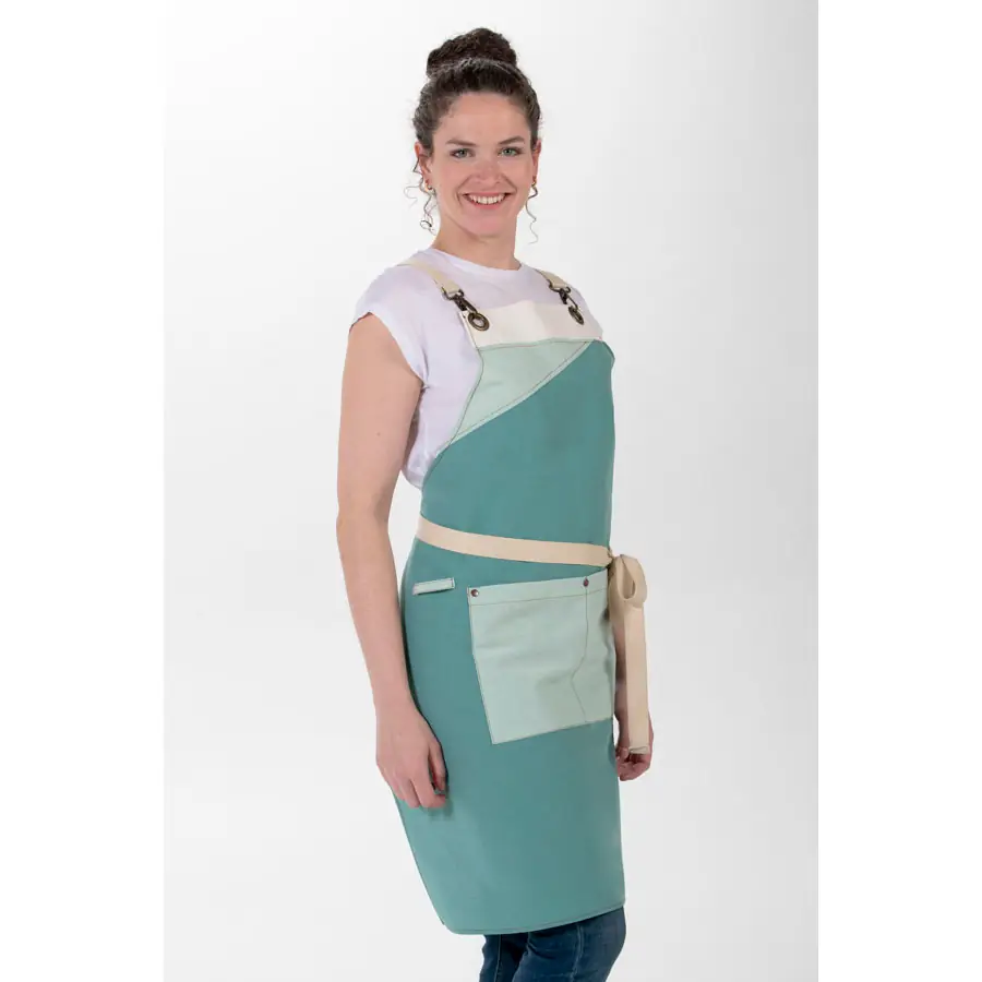 Delantal peto Dyneke 8128346 verde tricolor 3 Delantal peto loneta verde tricolor Dyneke 8128346: vista de tres cuartos con modelo.