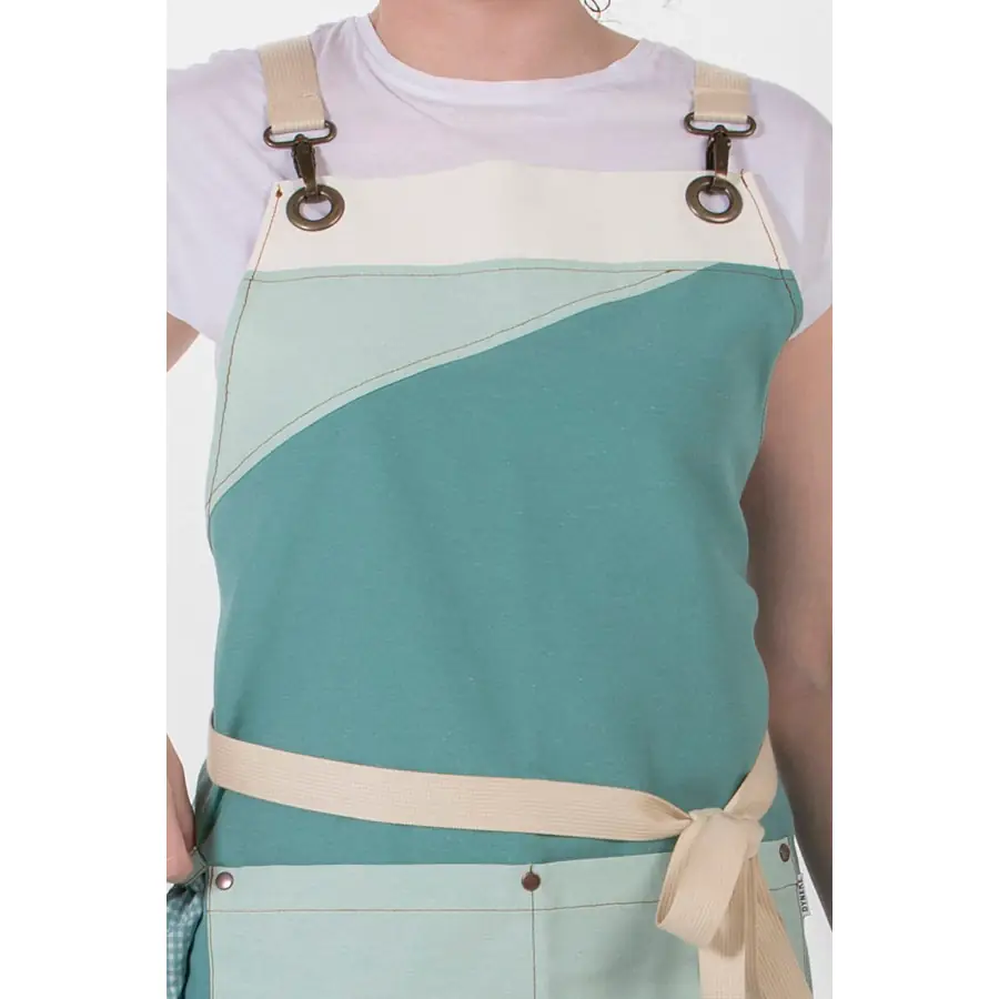Delantal peto Dyneke 8128346 verde tricolor 4 Delantal peto loneta verde tricolor Dyneke 8128346: detalle del peto, hebillas y cintura.