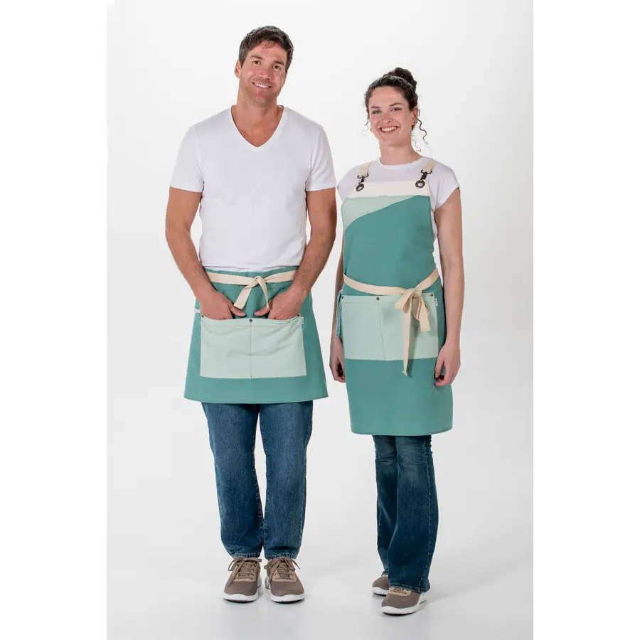 Delantal peto Dyneke 8128346 verde tricolor 5 Delantal peto loneta verde tricolor Dyneke 8128346: vista de cuerpo entero con dos modelos.