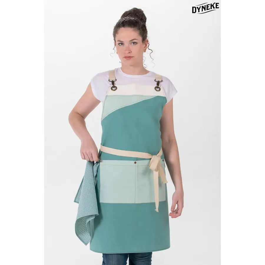 Delantal peto Dyneke 8128346 verde tricolor 1 Delantal peto loneta verde tricolor Dyneke 8128346: vista frontal con modelo.