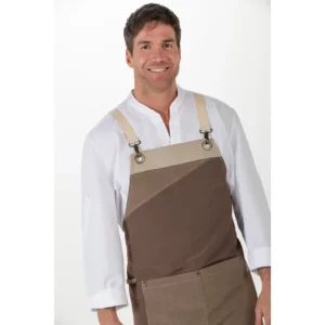 Delantal peto loneta marrón tricolor Dyneke 8128381: detalle del peto y hebillas con modelo.