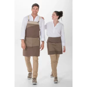 Delantal peto loneta marrón tricolor Dyneke 8128381: vista de cuerpo entero con dos modelos.
