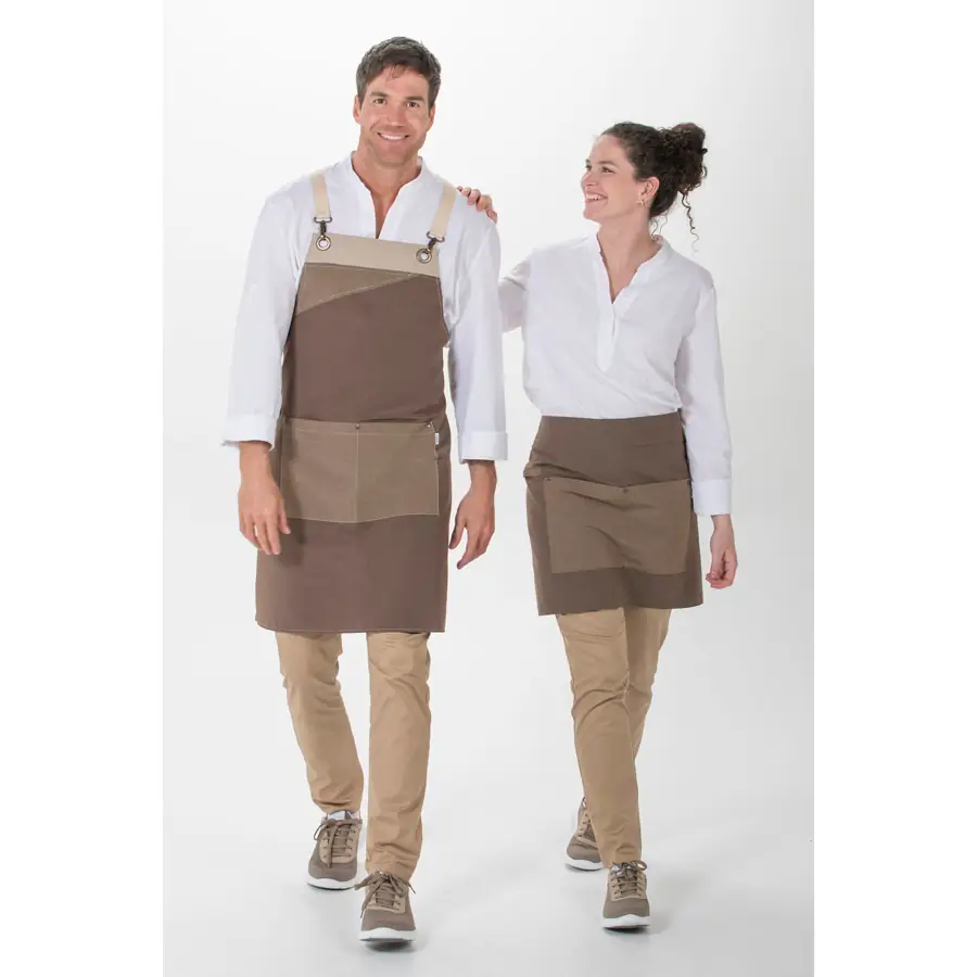 Delantal peto Dyneke 8128381 marrón tricolor 4 Delantal peto loneta marrón tricolor Dyneke 8128381: vista de cuerpo entero con dos modelos.